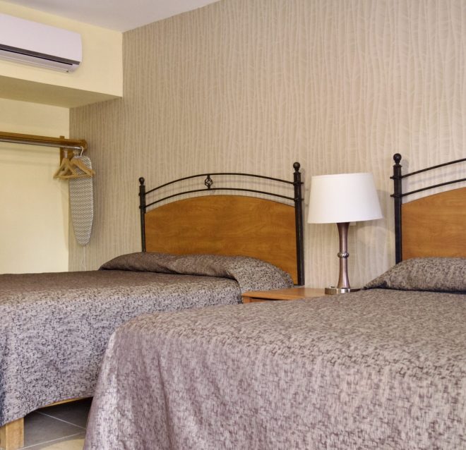 “Habitación doble con 2 camas matrimoniales, aire acondicionado, minibar, escritorio y T.V. por cable”